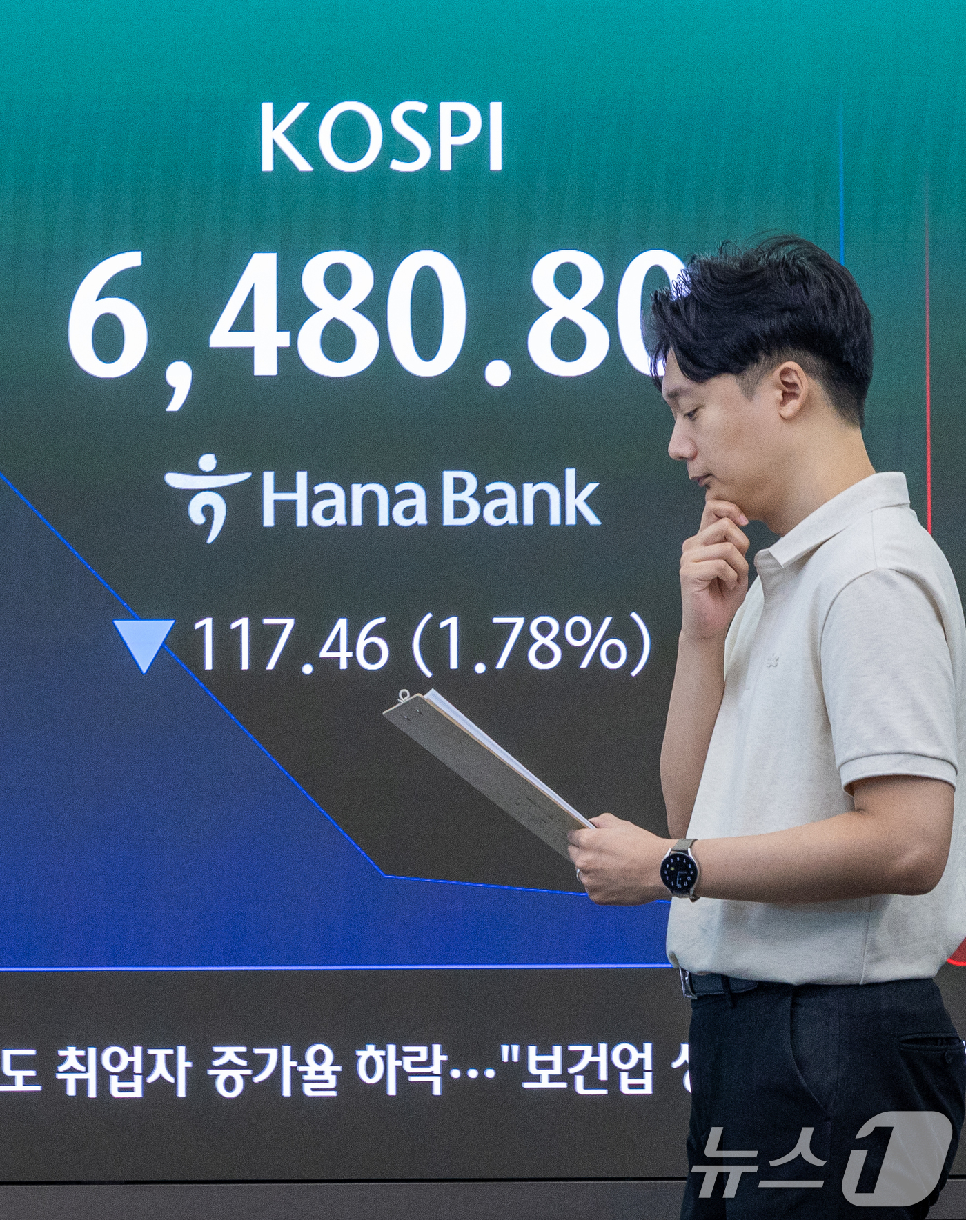(서울=뉴스1) 안은나 기자 = 6일 오전 서울 중구 하나은행 본점 딜링룸 전광판에 코스피 지수 개장 후 시황이 나오고 있다. 2026.8.6/뉴스1