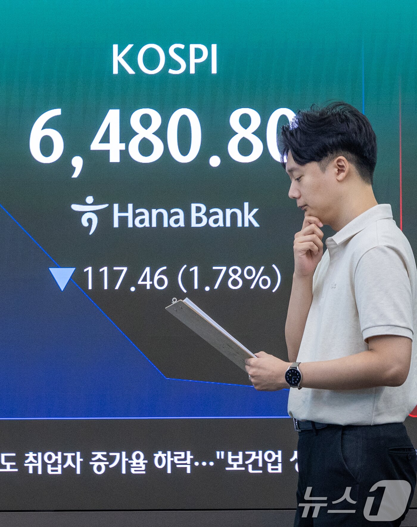 본문 이미지 - 6일 오전 서울 중구 하나은행 본점 딜링룸 전광판에 코스피 지수 개장 후 시황이 나오고 있다. 2026.8.6 ⓒ 뉴스1 안은나 기자