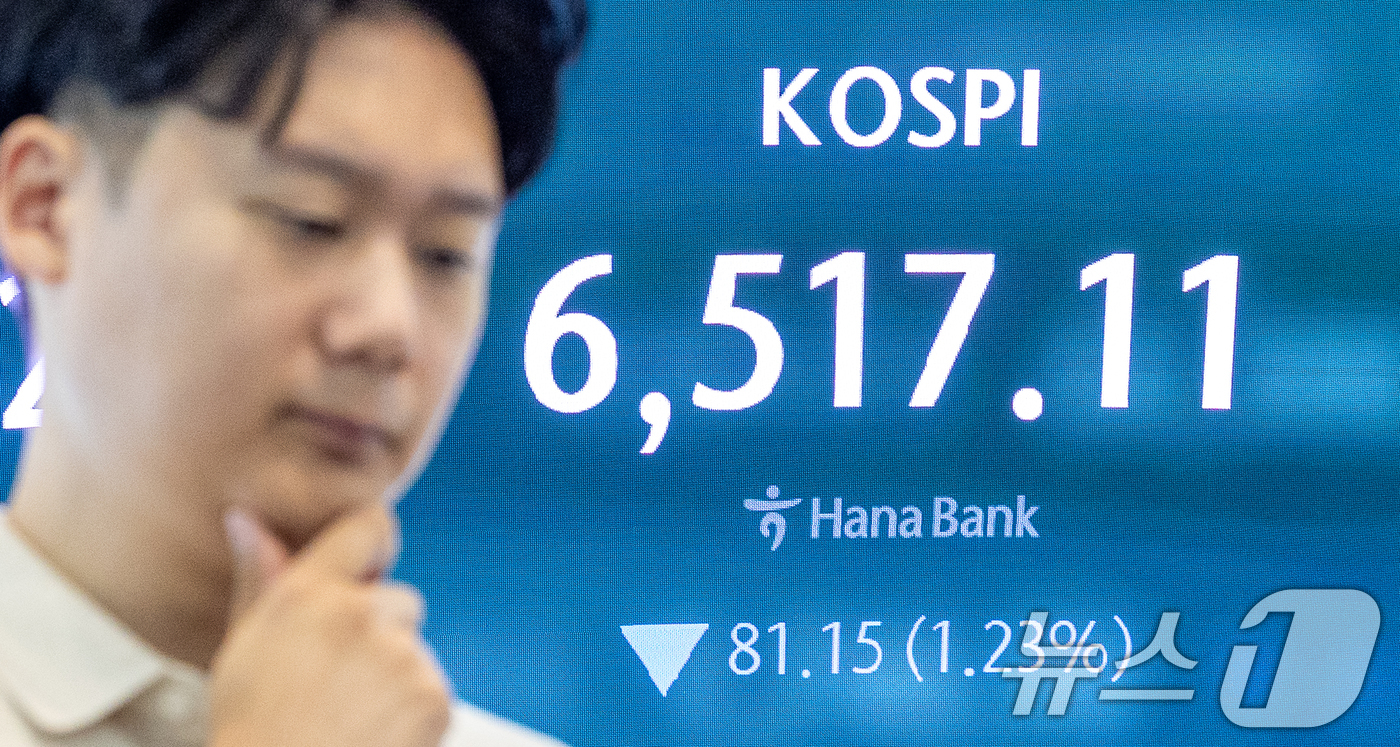 (서울=뉴스1) 안은나 기자 = 6일 오전 서울 중구 하나은행 본점 딜링룸 전광판에 코스피 지수 개장 후 시황이 나오고 있다. 2026.8.6/뉴스1