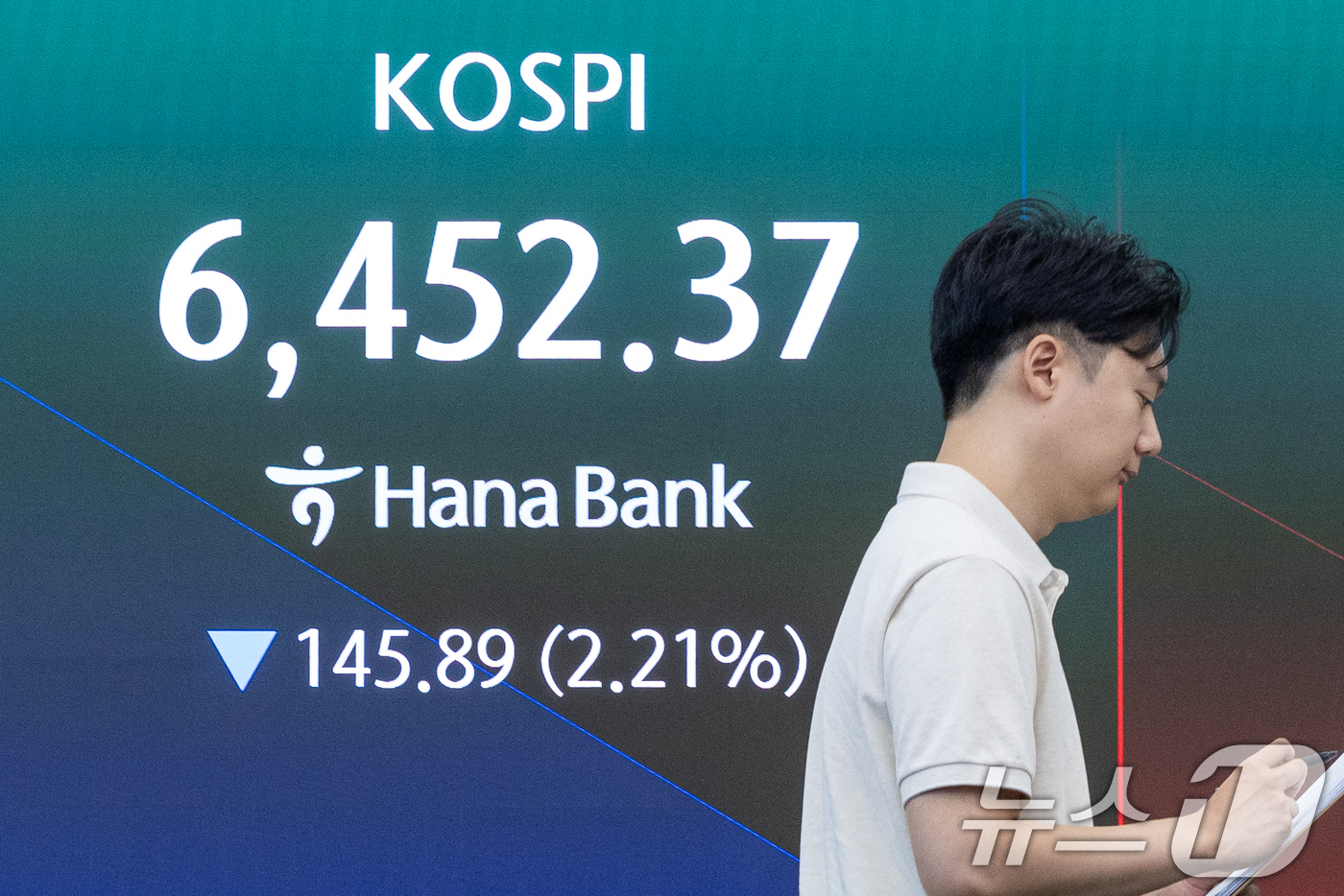 (서울=뉴스1) 안은나 기자 = 6일 오전 서울 중구 하나은행 본점 딜링룸 전광판에 코스피 지수 개장 후 시황이 나오고 있다. 2026.8.6/뉴스1