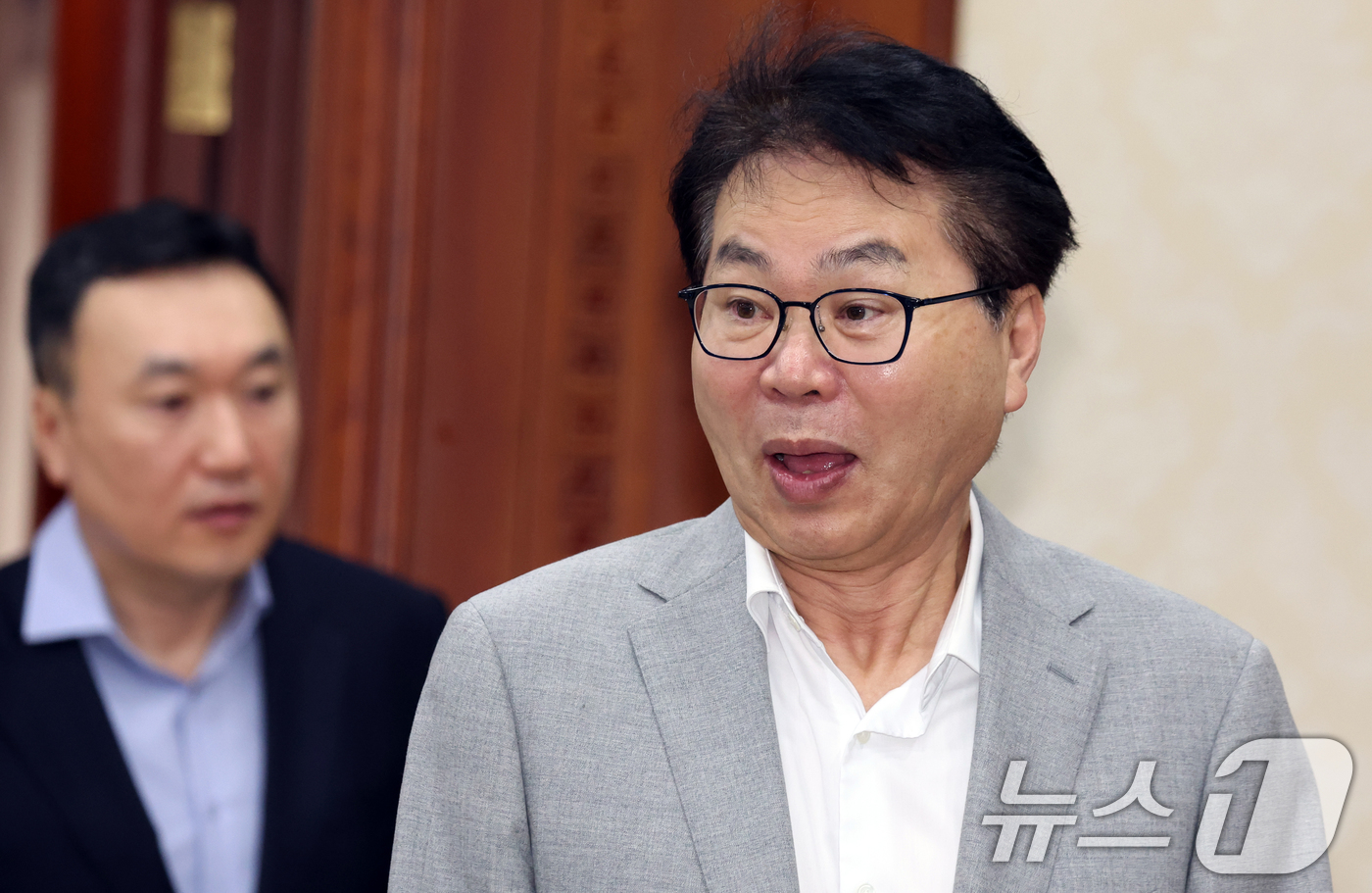 (서울=뉴스1) 김명섭 기자 = 이한주 경제·인문사회연구회 이사장이 6일 오전 서울 종로구 세종대로 정부서울청사에서 열린 비상경제본부 희의 겸 경제·구조혁신 관계장관회의에 참석하고 …