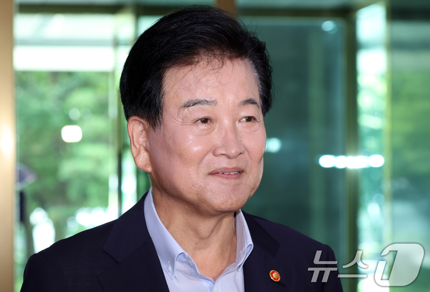 (서울=뉴스1) 김명섭 기자 = 정동영 통일부 장관이 6일 오전 서울 종로구 세종대로 정부서울청사에서 출근하며 지난 5일 업무보고 관련 도어스태핑을 하고 있다. 업무보고에서 이재명 …