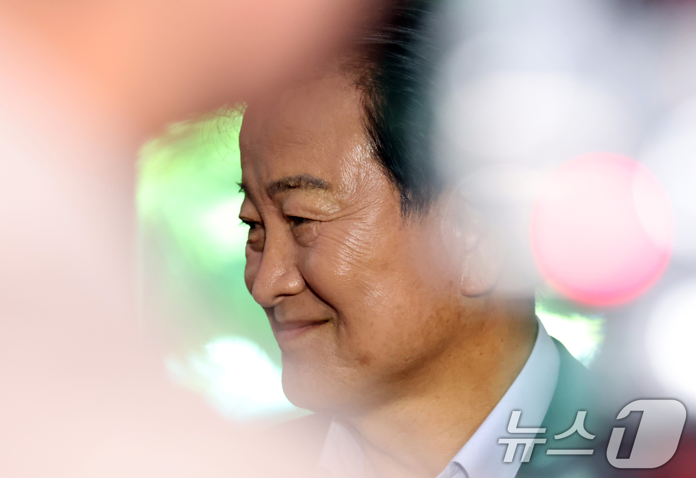 (서울=뉴스1) 김명섭 기자 = 정동영 통일부 장관이 6일 오전 서울 종로구 세종대로 정부서울청사에서 출근하며 지난 5일 업무보고 관련 도어스태핑을 하고 있다. 업무보고에서 이재명 …