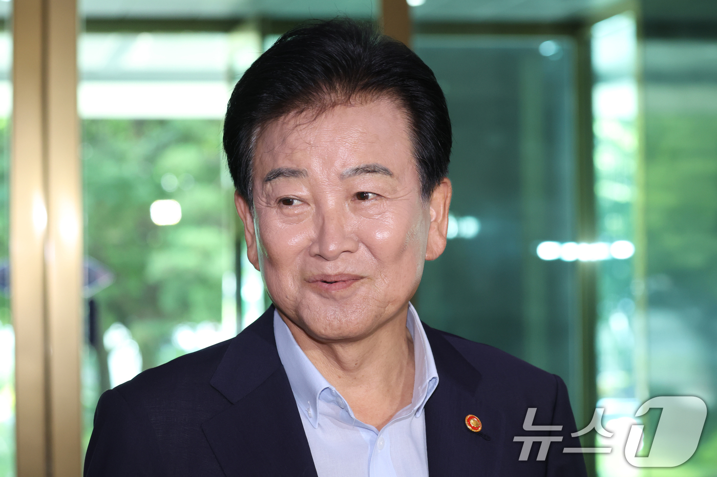 (서울=뉴스1) 김명섭 기자 = 정동영 통일부 장관이 6일 오전 서울 종로구 세종대로 정부서울청사에서 출근하며 지난 5일 업무보고 관련 도어스태핑을 하고 있다. 업무보고에서 이재명 …