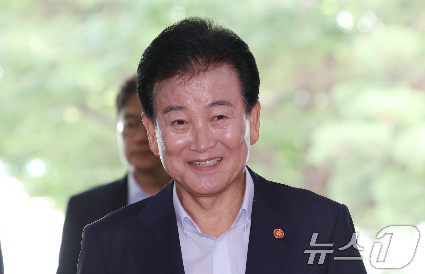(서울=뉴스1) 김명섭 기자 = 정동영 통일부 장관이 6일 오전 서울 종로구 세종대로 정부서울청사로 출근하고 있다. 업무보고에서 이재명 대통령이 정동영 통일부 장관을 향해 신중한 …