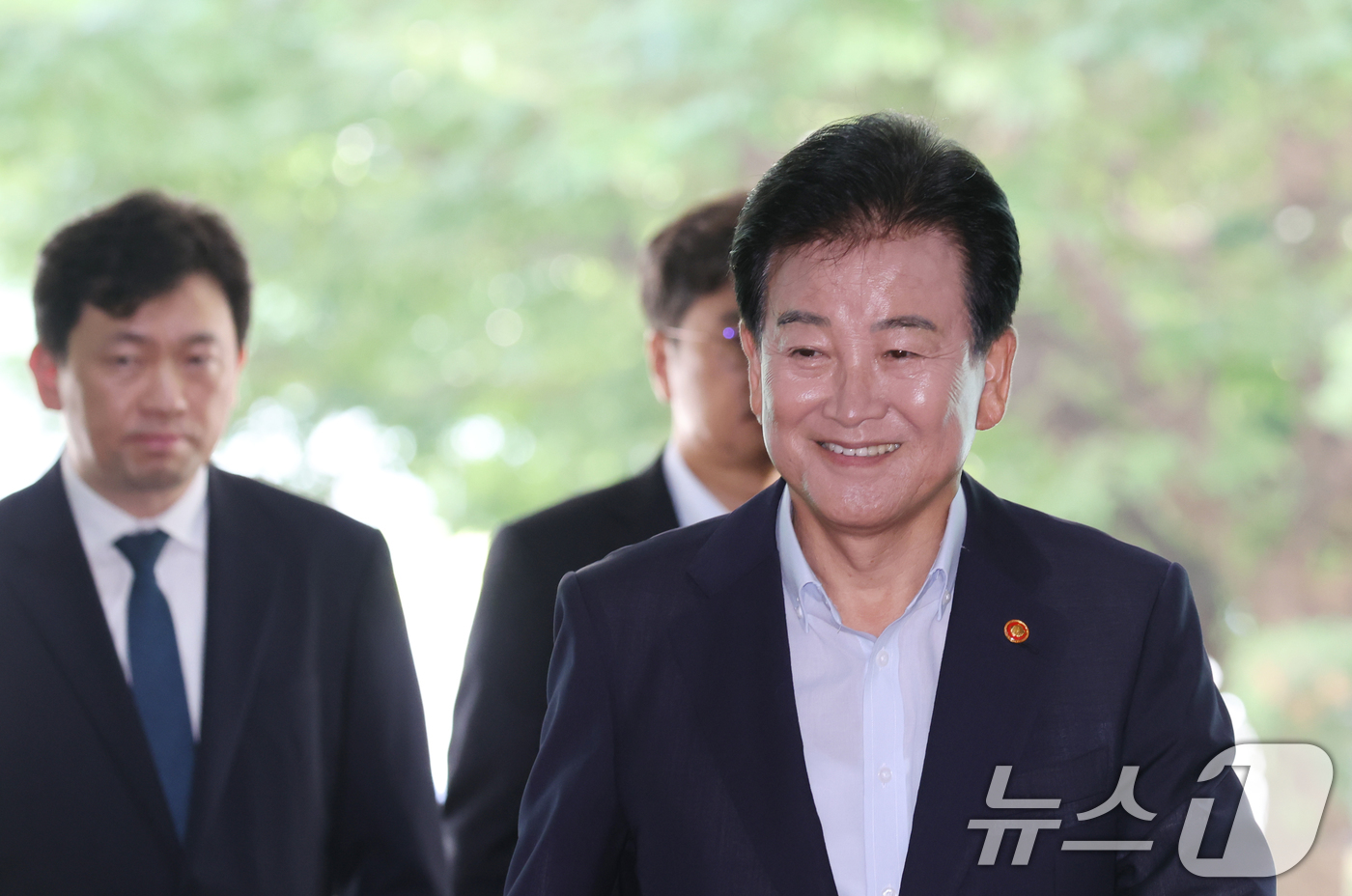 (서울=뉴스1) 김명섭 기자 = 정동영 통일부 장관이 6일 오전 서울 종로구 세종대로 정부서울청사로 출근하고 있다. 업무보고에서 이재명 대통령이 정동영 통일부 장관을 향해 신중한 …