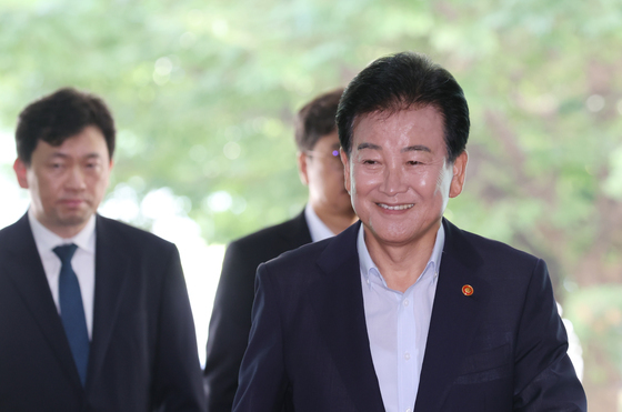 웃으며 출근하는 정동영 장관
