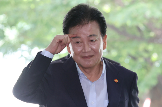청사 들어서는 정동영 장관