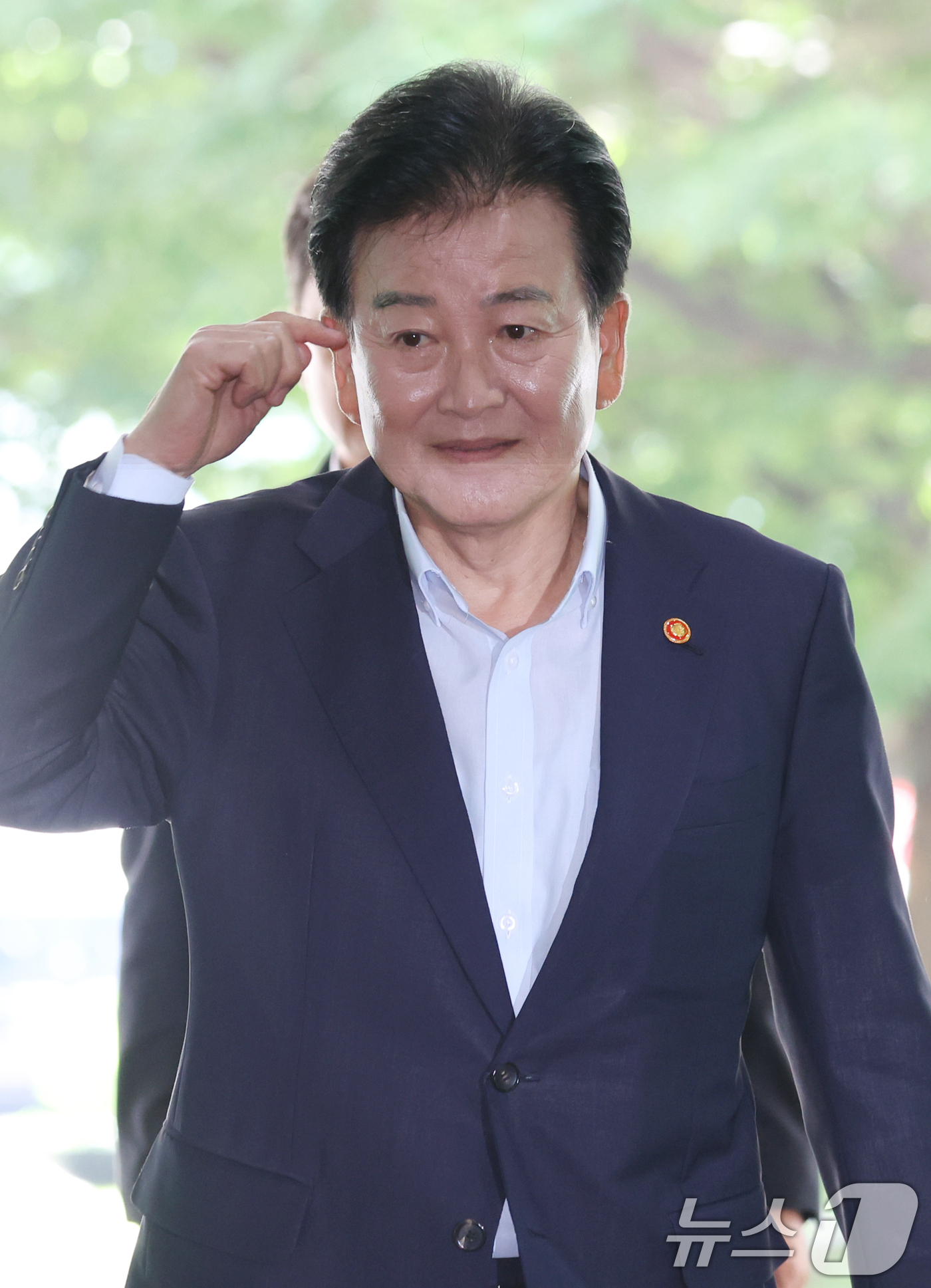 (서울=뉴스1) 김명섭 기자 = 정동영 통일부 장관이 6일 오전 서울 종로구 세종대로 정부서울청사로 출근하고 있다. 업무보고에서 이재명 대통령이 정동영 통일부 장관을 향해 신중한 …