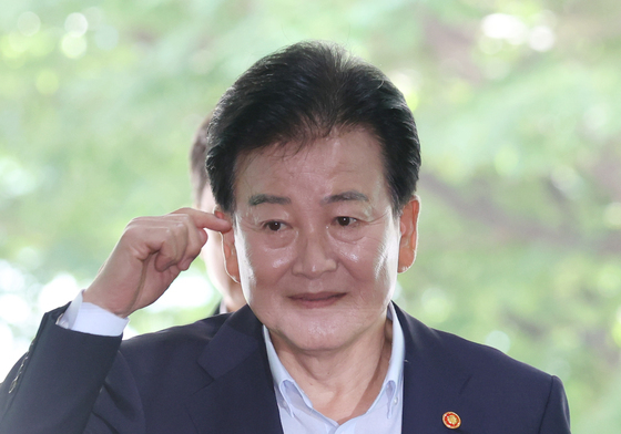 출근하는 정동영 장관