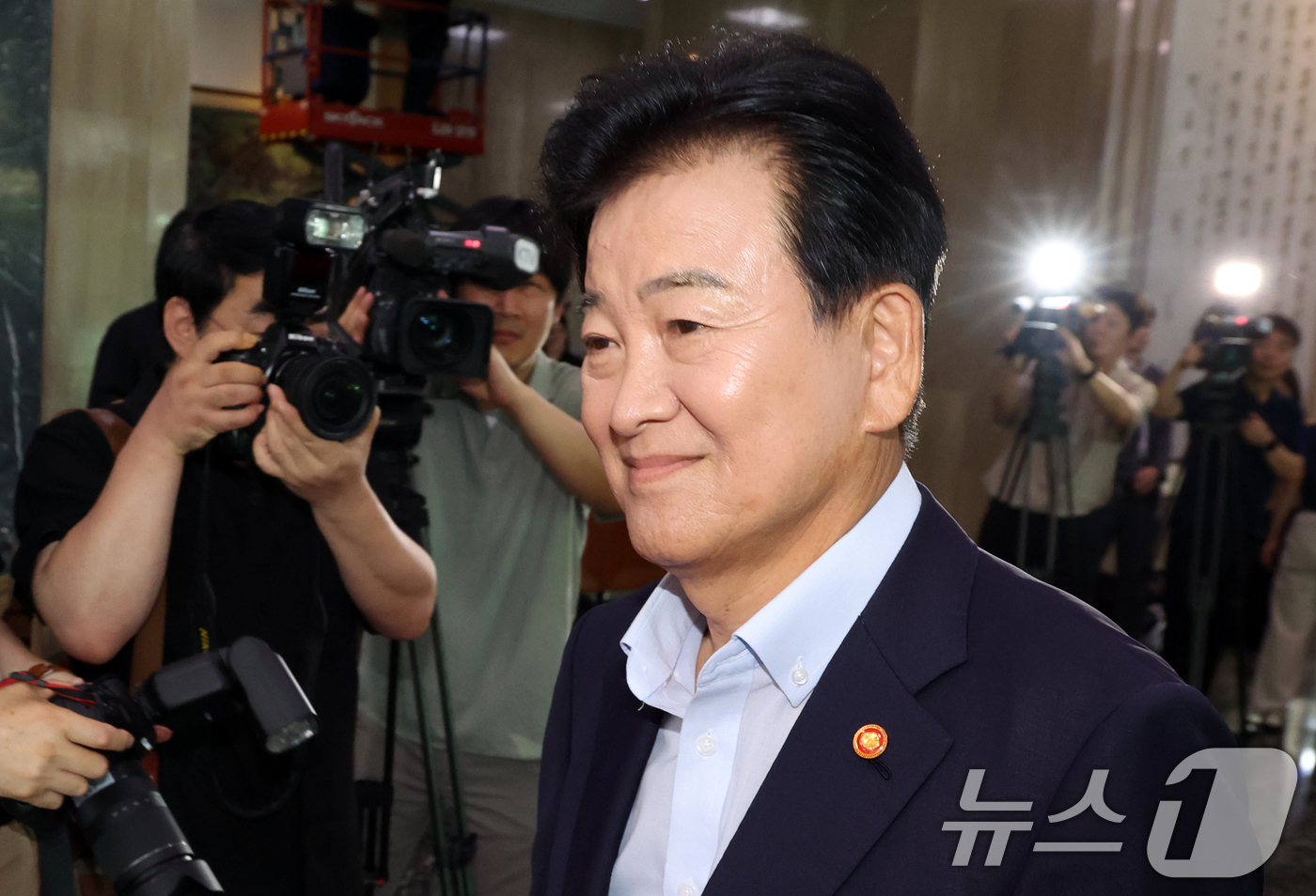 (서울=뉴스1) 김명섭 기자 = 정동영 통일부 장관이 6일 오전 서울 종로구 세종대로 정부서울청사에서 출근하며 지난 5일 업무보고 관련 도어스태핑을 하고 있다. 업무보고에서 이재명 …