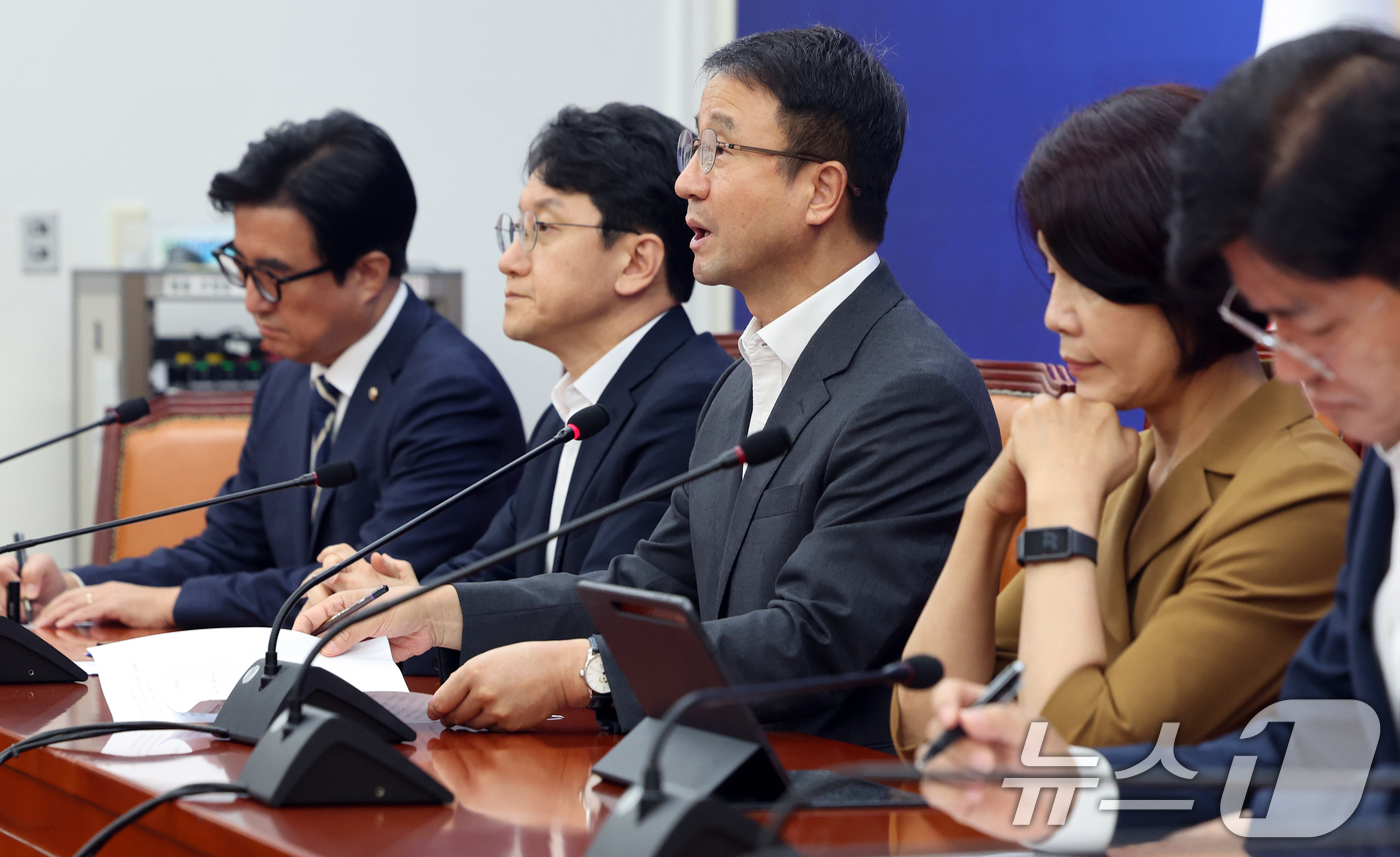 (서울=뉴스1) 황기선 기자 = 한병도 더불어민주당 당대표 직무대행 겸 원내대표가 6일 오전 서울 여의도 국회에서 열린 정책조정회의에서 모두발언을 하고 있다.  2026.8.6/뉴 …