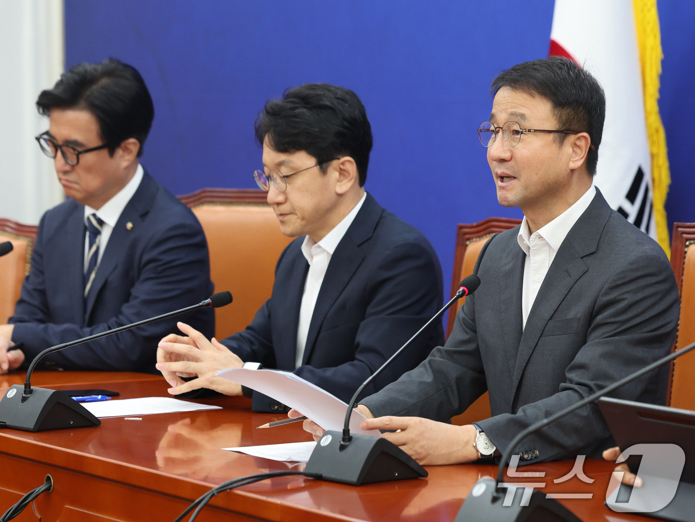 (서울=뉴스1) 황기선 기자 = 한병도 더불어민주당 당대표 직무대행 겸 원내대표가 6일 오전 서울 여의도 국회에서 열린 정책조정회의에서 모두발언을 하고 있다.  2026.8.6/뉴 …