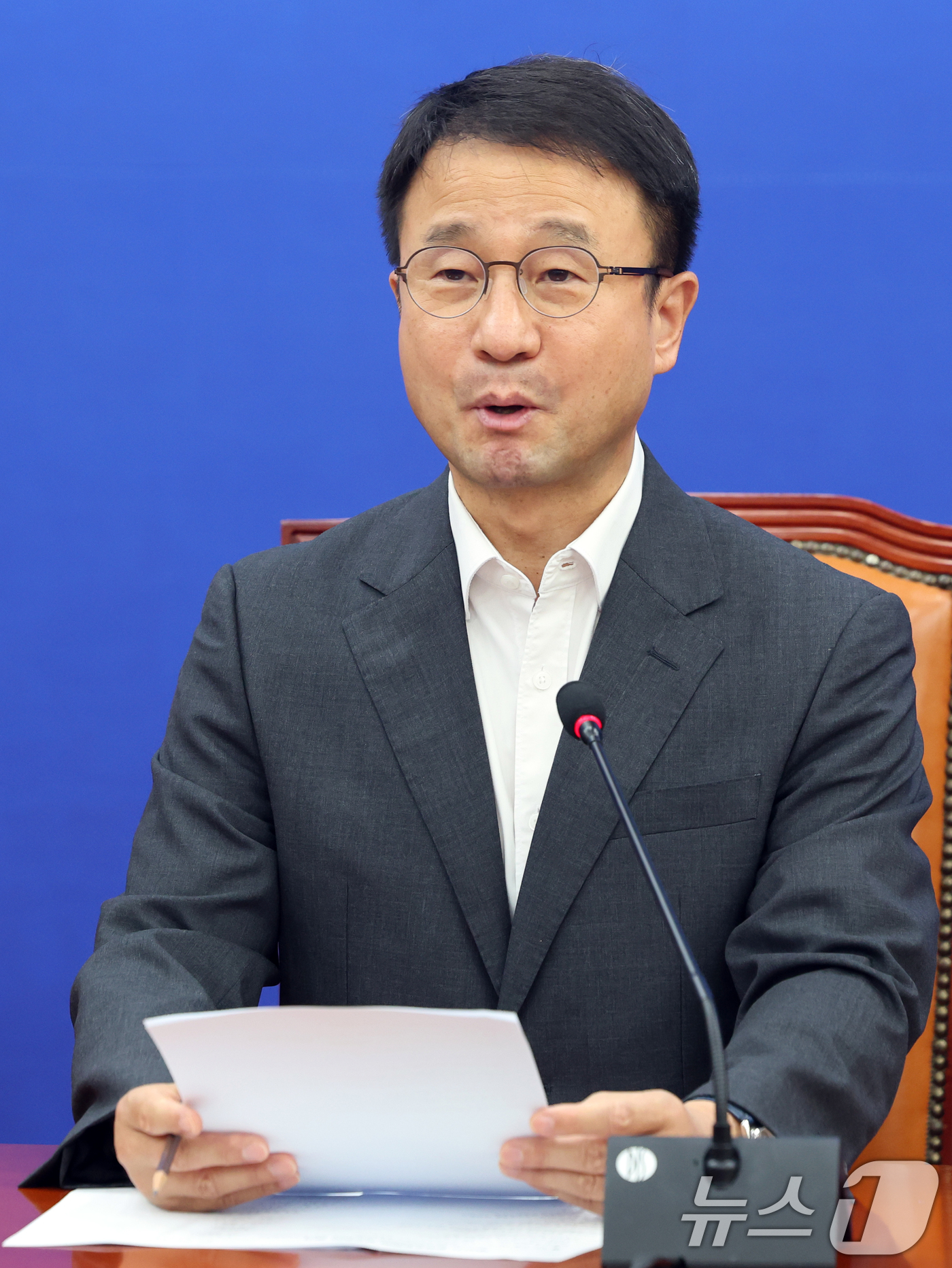 (서울=뉴스1) 황기선 기자 = 한병도 더불어민주당 당대표 직무대행 겸 원내대표가 6일 오전 서울 여의도 국회에서 열린 정책조정회의에서 모두발언을 하고 있다.  2026.8.6/뉴 …
