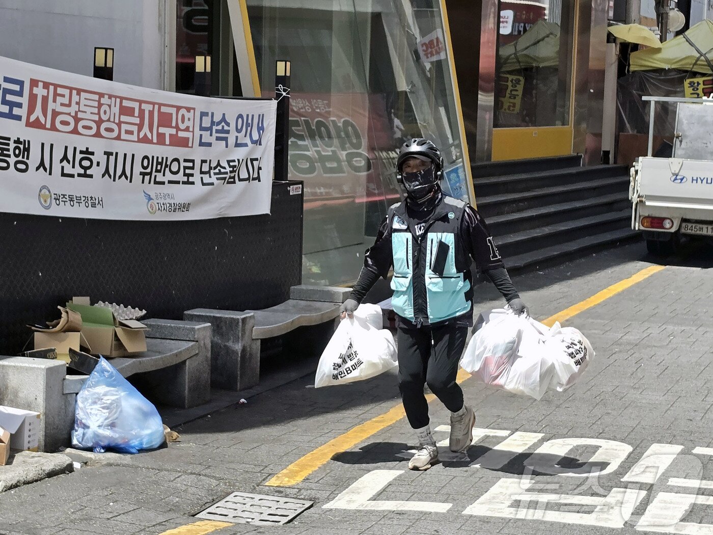 본문 이미지 - 최근 찾은 전남광주 동구 금남로 일대 식당가에서 배달 라이더가 음식을 픽업해 가고 있다. 2026.8.6 ⓒ 뉴스1 조수민 기자