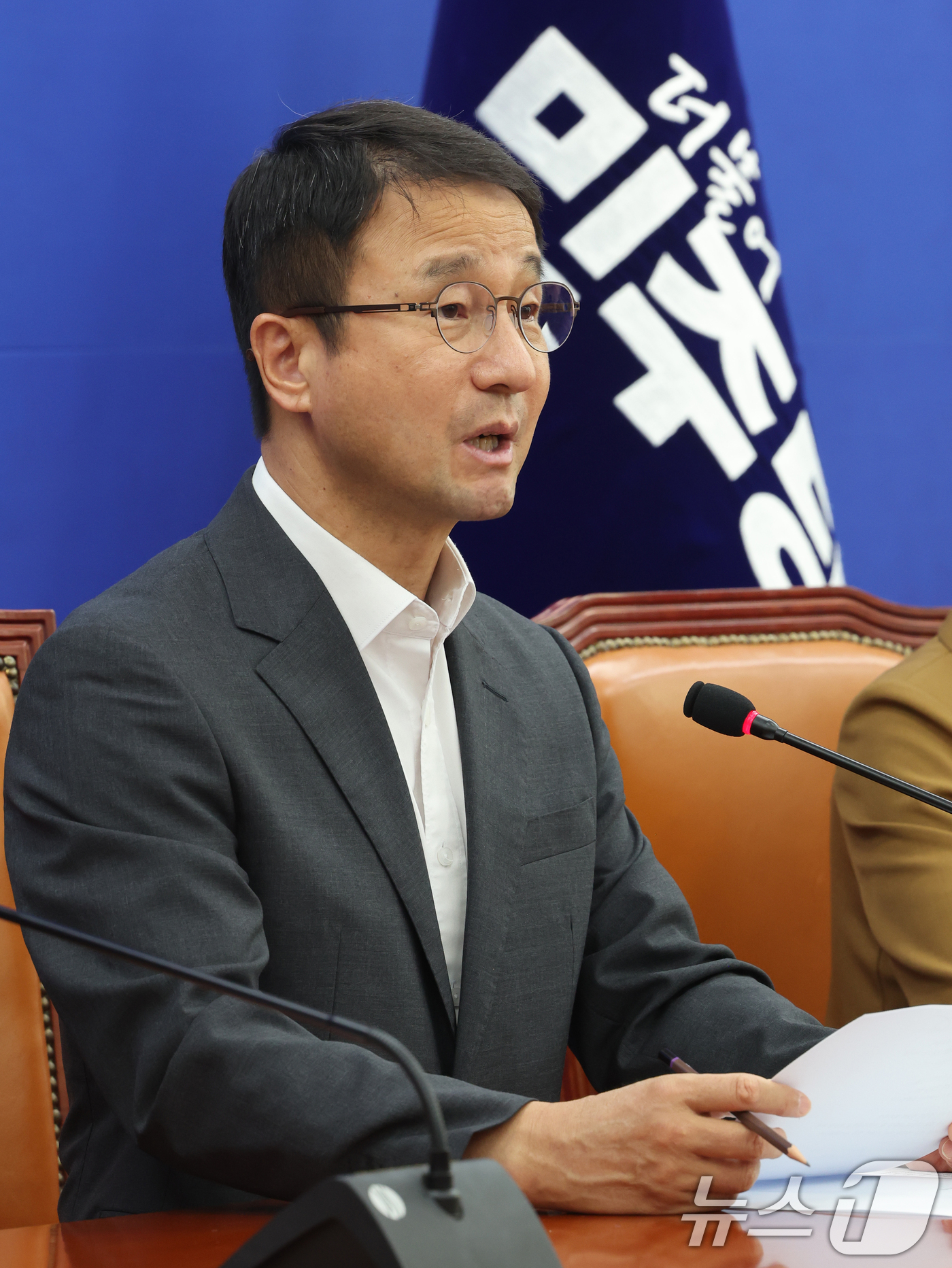 (서울=뉴스1) 황기선 기자 = 한병도 더불어민주당 당대표 직무대행 겸 원내대표가 6일 오전 서울 여의도 국회에서 열린 정책조정회의에서 모두발언을 하고 있다.  2026.8.6/뉴 …