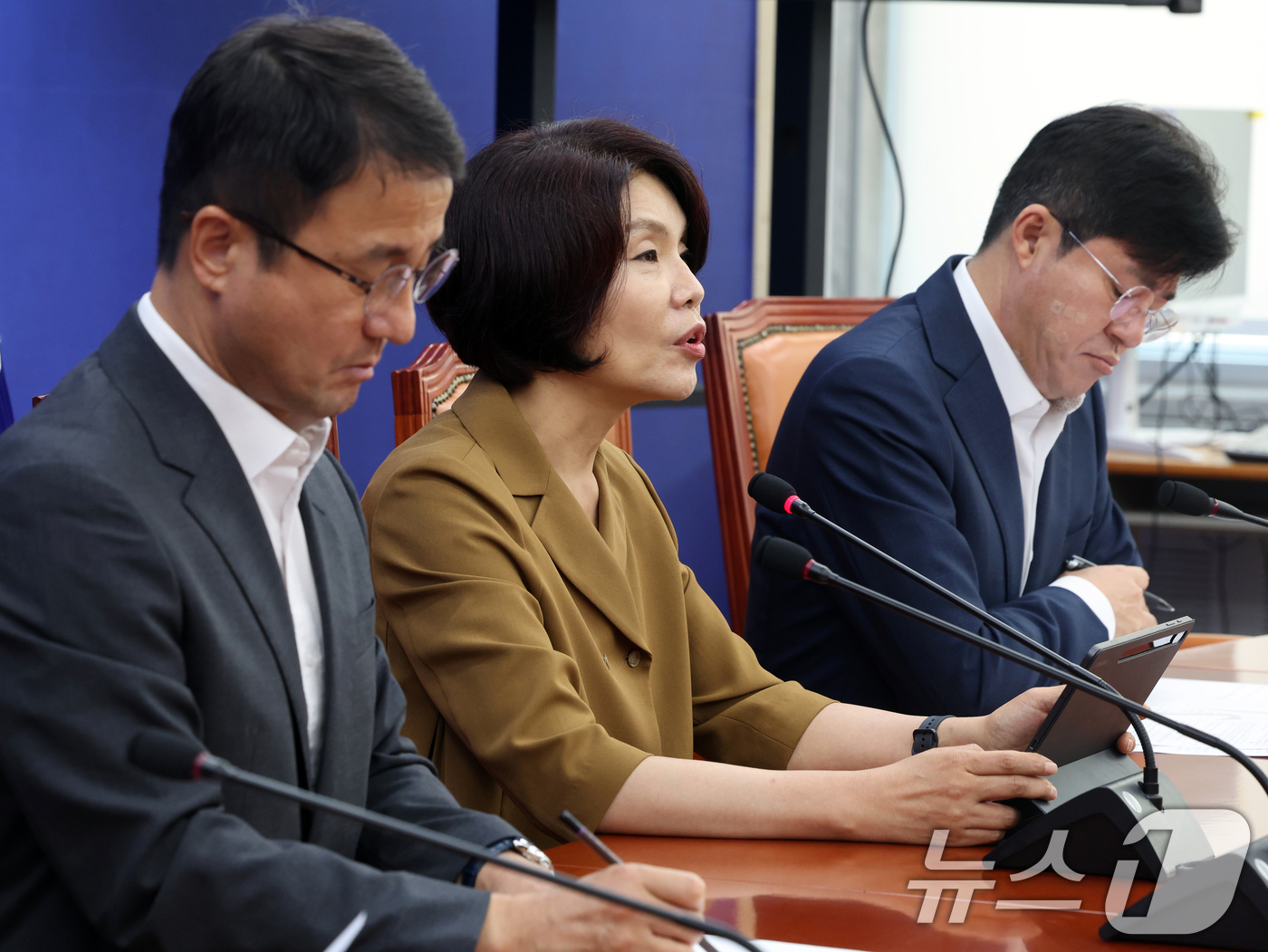 (서울=뉴스1) 황기선 기자 = 한정애 더불어민주당 정책위의장이 6일 오전 서울 여의도 국회에서 열린 정책조정회의에서 모두발언을 하고 있다.  2026.8.6/뉴스1