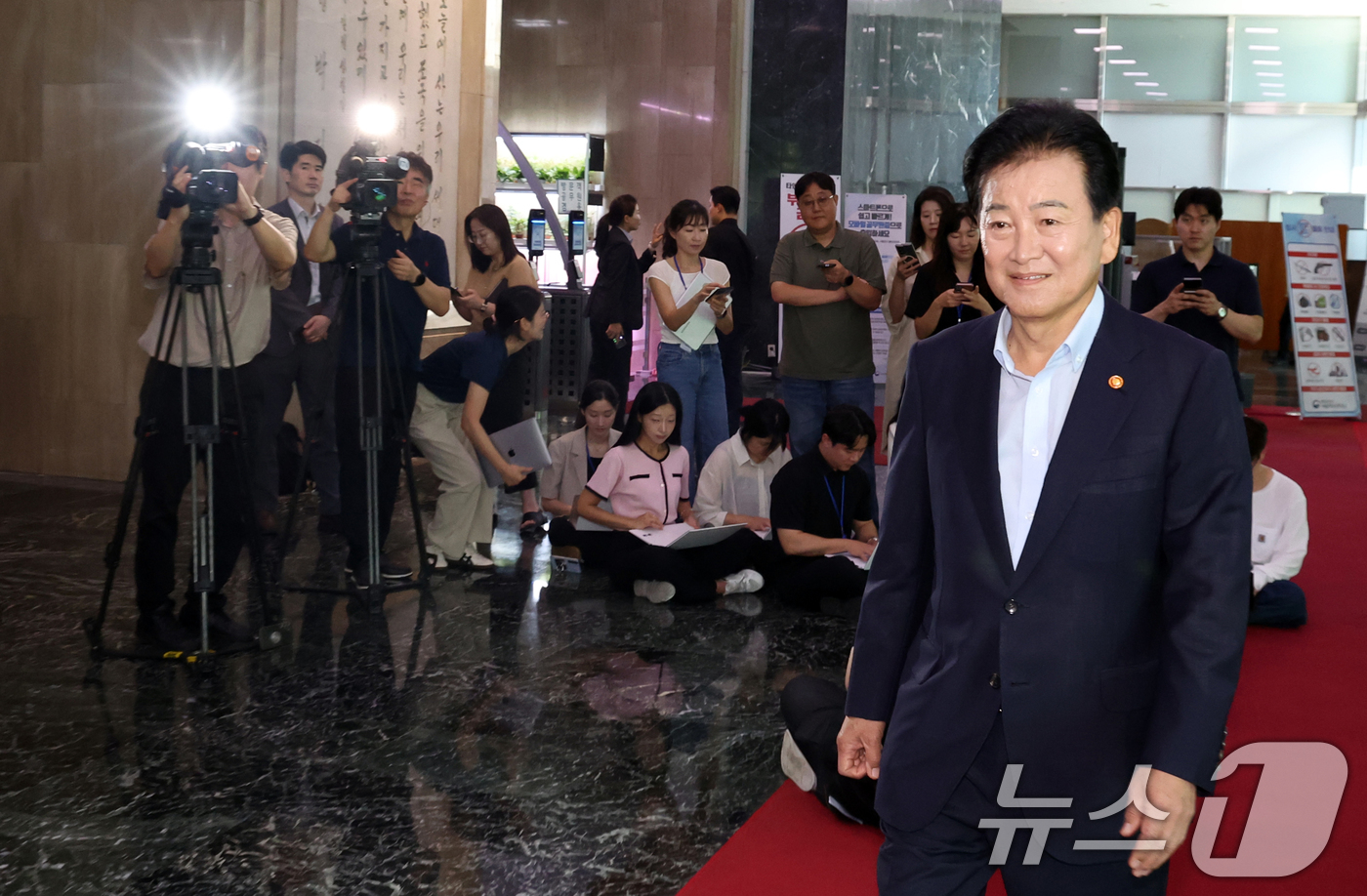 (서울=뉴스1) 김명섭 기자 = 정동영 통일부 장관이 6일 오전 서울 종로구 세종대로 정부서울청사에서 출근하며 지난 5일 업무보고 관련 도어스태핑을 하고 있다. 업무보고에서 이재명 …