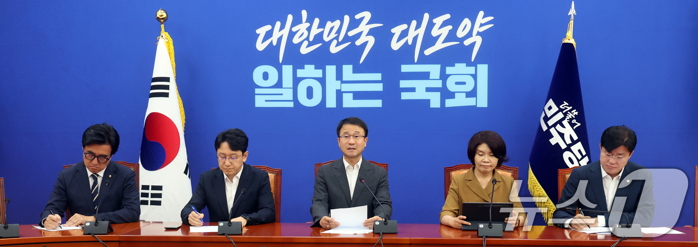 (서울=뉴스1) 황기선 기자 = 한병도  더불어민주당 당대표 직무대행 겸 원내대표가 6일 오전 서울 여의도 국회에서 열린 정책조정회의에서 모두발언을 하고 있다. 2026.8.6/뉴 …