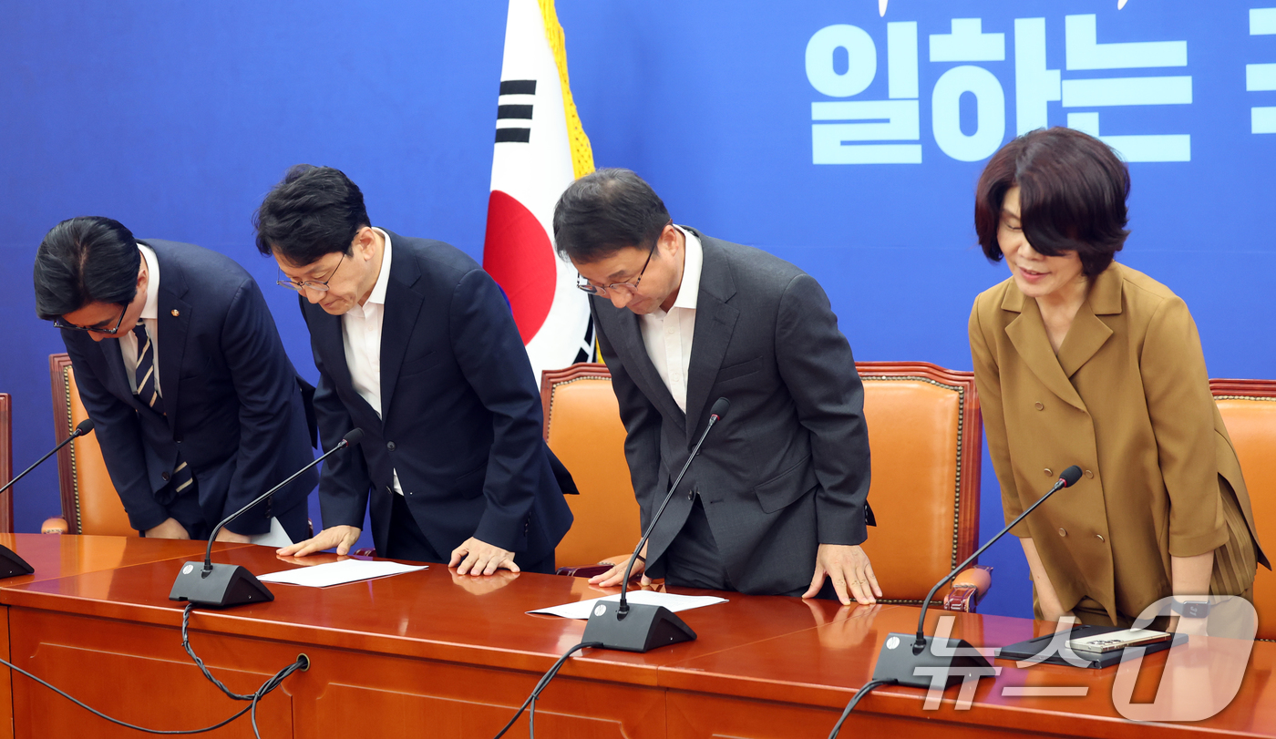 (서울=뉴스1) 황기선 기자 = 한병도 더불어민주당 당대표 직무대행 겸 원내대표가 6일 오전 서울 여의도 국회에서 열린 정책조정회의에서 인사하고 있다.  2026.8.6/뉴스1