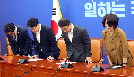 인사하는 한병도 직무대행