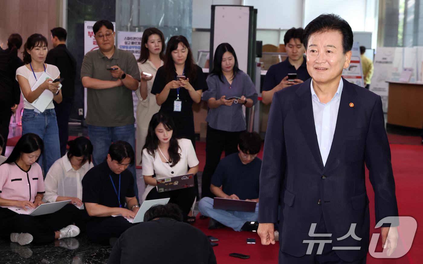 (서울=뉴스1) 김명섭 기자 = 정동영 통일부 장관이 6일 오전 서울 종로구 세종대로 정부서울청사에서 출근하며 지난 5일 업무보고 관련 도어스태핑을 하고 있다. 업무보고에서 이재명 …