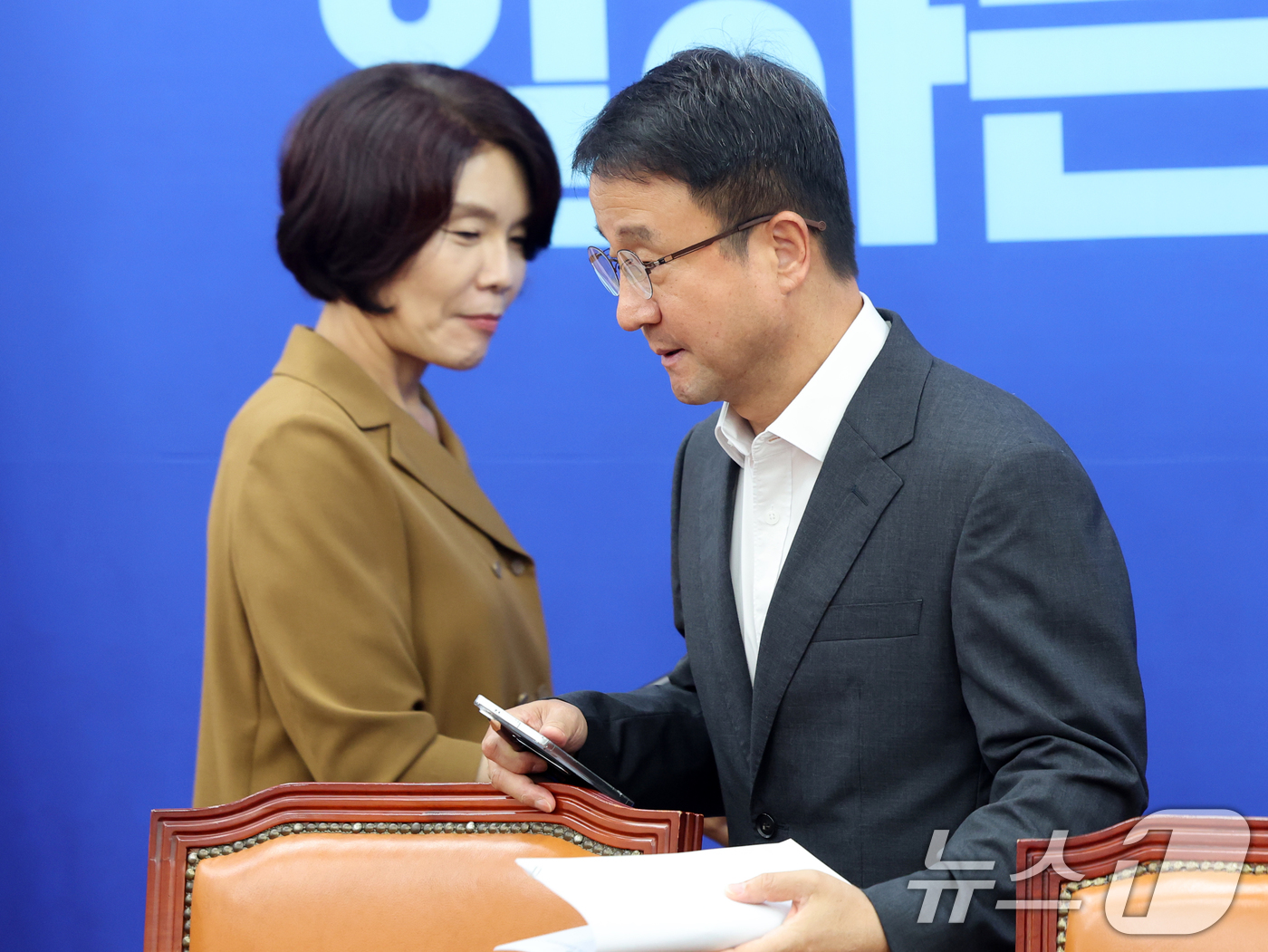 (서울=뉴스1) 황기선 기자 = 더불어민주당 한병도 당대표 직무대행 겸 원내대표와 한정애 정책위의장이 6일 오전 서울 여의도 국회에서 열린 정책조정회의에 참석하고 있다.  2026 …