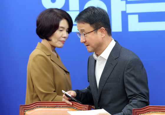 회의 참석하는 한병도·한정애