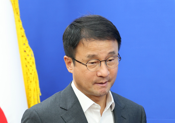 회의 참석하는 한명도 직무대행