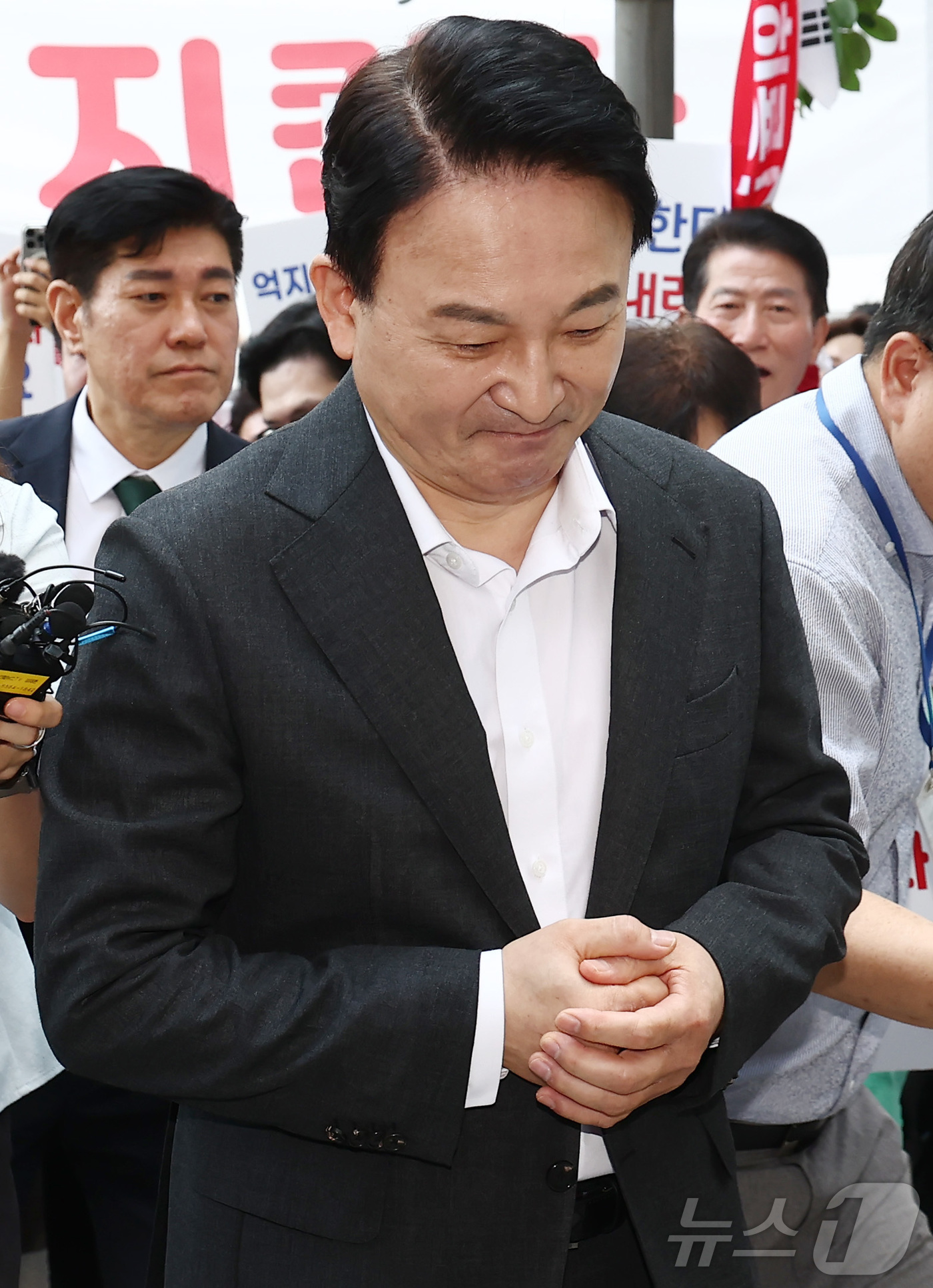 (과천=뉴스1) 김민지 기자 = 원희룡 전 국토교통부 장관이 6일 오전 직권남용권리행사방해 혐의 관련 피의자 조사를 받기 위해 경기 과천 2차 종합특검 사무실로 출석하고 있다. 2 …