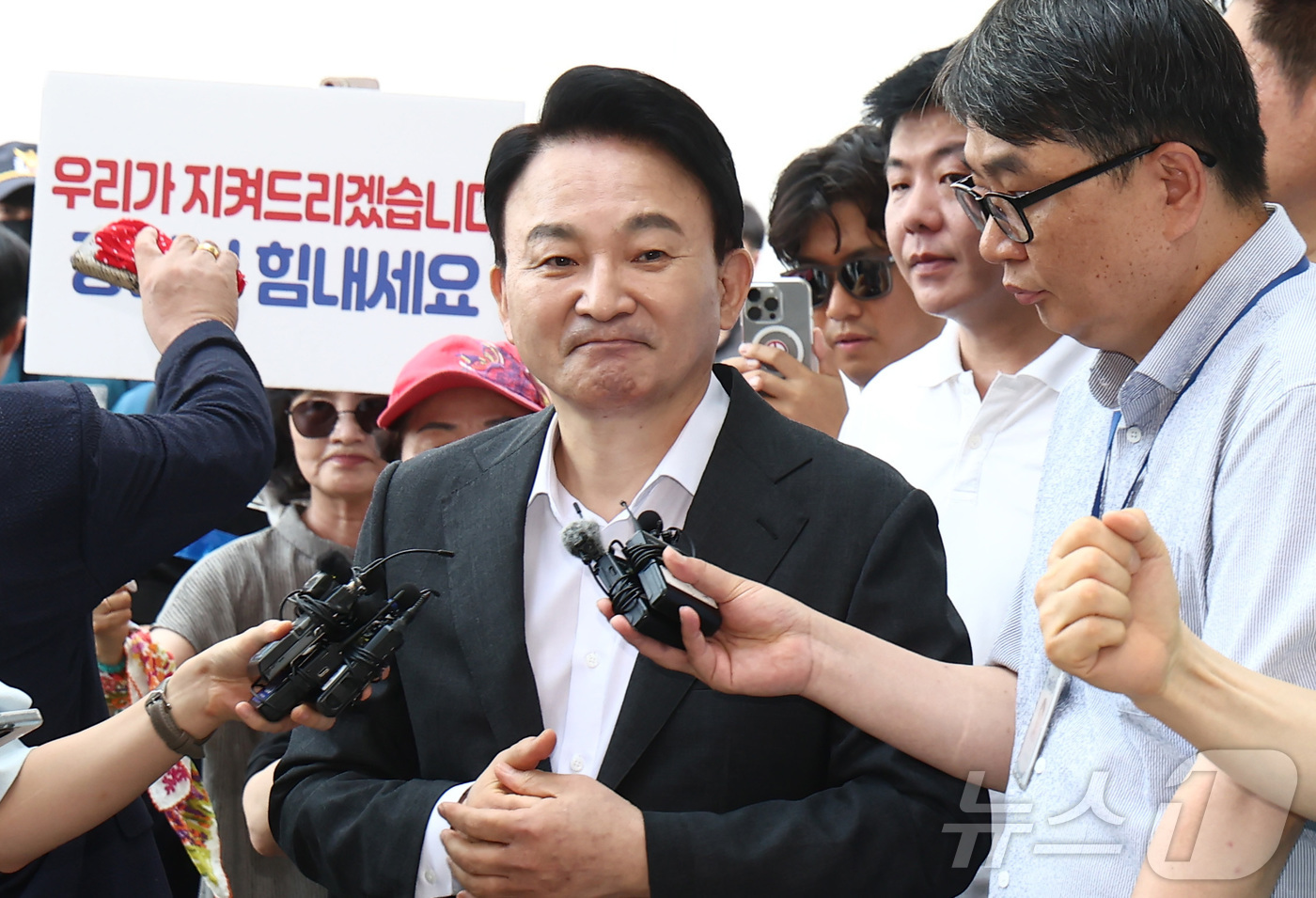 (과천=뉴스1) 김민지 기자 = 원희룡 전 국토교통부 장관이 6일 오전 직권남용권리행사방해 혐의 관련 피의자 조사를 받기 위해 경기 과천 2차 종합특검 사무실로 출석하고 있다. 2 …