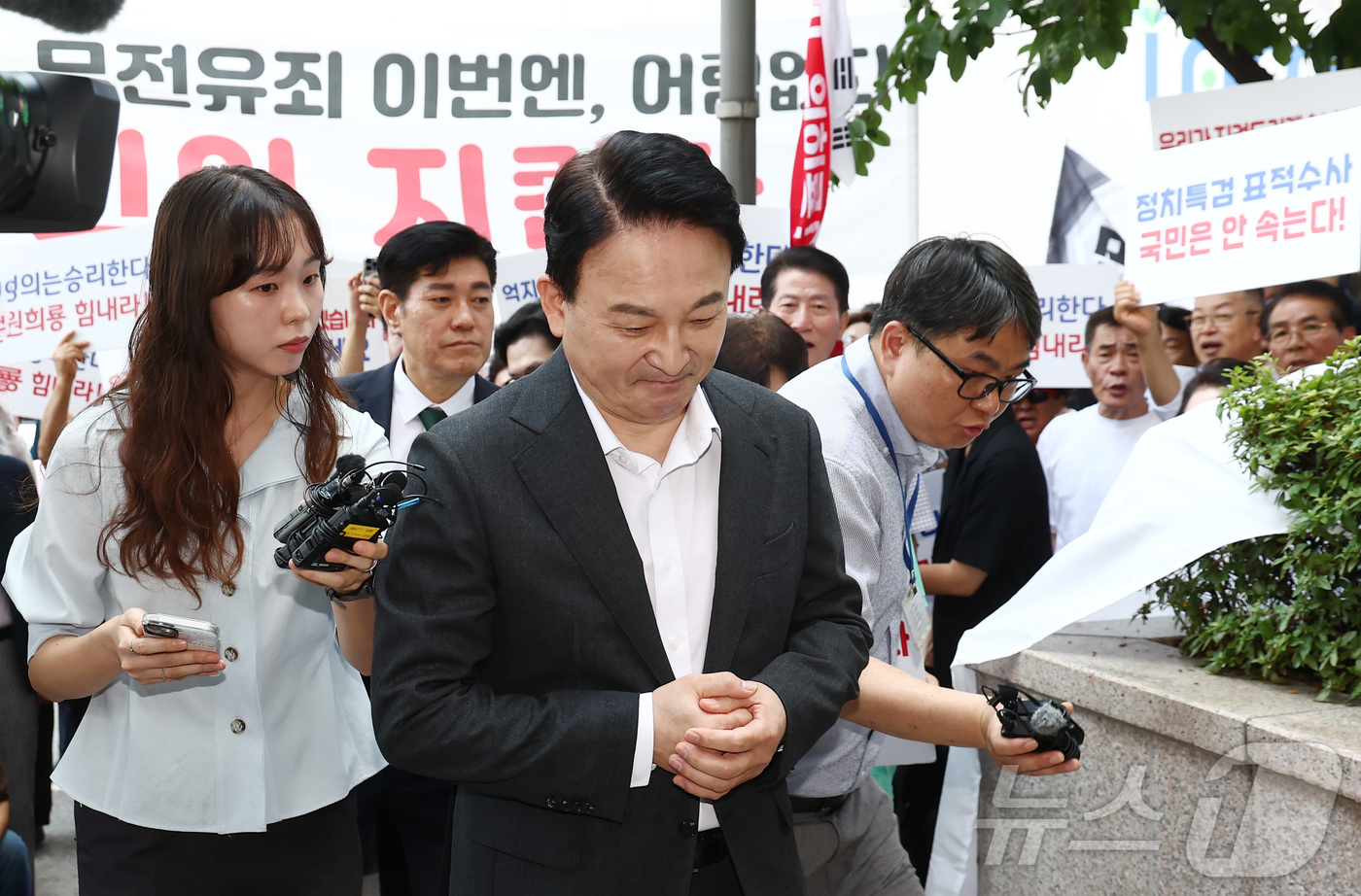 (과천=뉴스1) 김민지 기자 = 원희룡 전 국토교통부 장관이 6일 오전 직권남용권리행사방해 혐의 관련 피의자 조사를 받기 위해 경기 과천 2차 종합특검 사무실로 출석하고 있다. 2 …