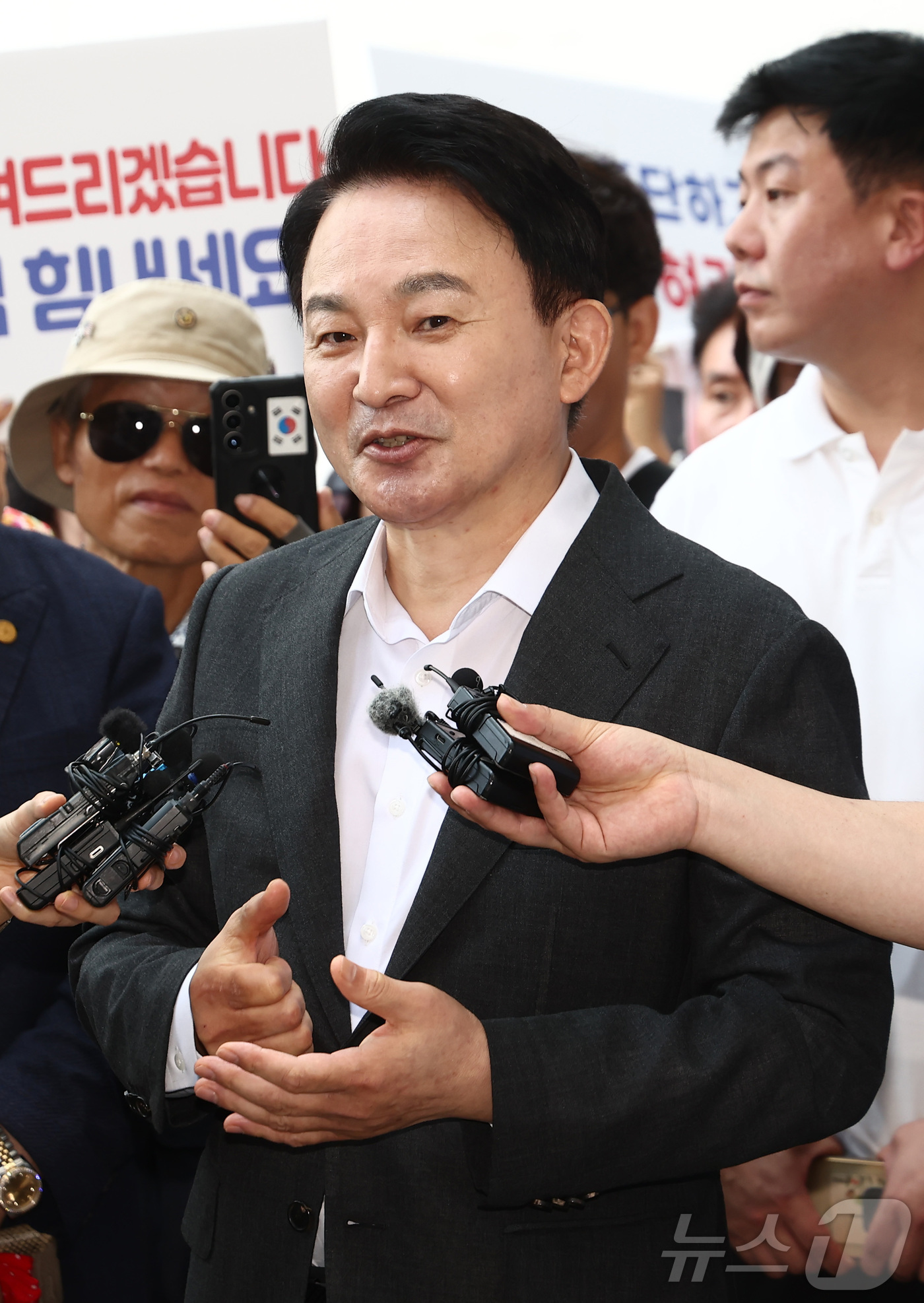 (과천=뉴스1) 김민지 기자 = 원희룡 전 국토교통부 장관이 6일 오전 직권남용권리행사방해 혐의 관련 피의자 조사를 받기 위해 경기 과천 2차 종합특검 사무실로 출석하며 취재진 질 …