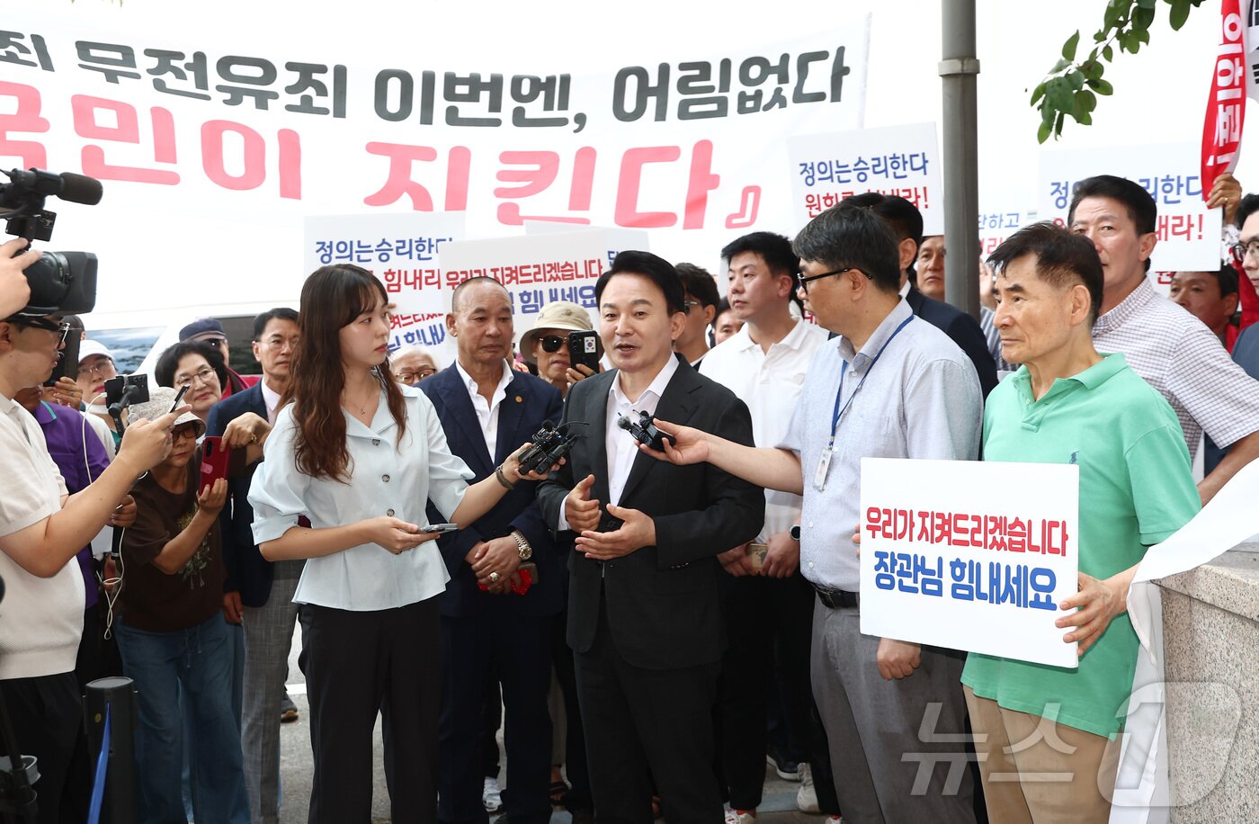 본문 이미지 - 원희룡 전 국토교통부 장관이 6일 오전 직권남용권리행사방해 혐의 관련 피의자 조사를 받기 위해 경기 과천 2차 종합특검 사무실로 출석하며 취재진 질문에 답하고 있다. 2026.8.6 ⓒ 뉴스1 김민지 기자
