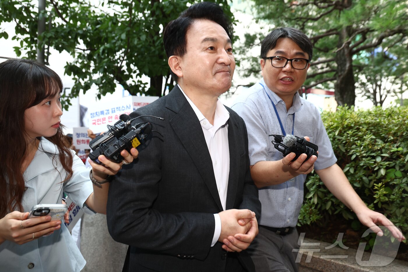 본문 이미지 - 원희룡 전 국토교통부 장관이 6일 오전 직권남용권리행사방해 혐의 관련 피의자 조사를 받기 위해 경기 과천 2차 종합특검 사무실로 출석하고 있다. 2026.8.6 ⓒ 뉴스1 김민지 기자