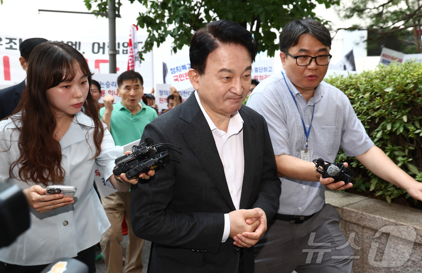 (과천=뉴스1) 김민지 기자 = 원희룡 전 국토교통부 장관이 6일 오전 직권남용권리행사방해 혐의 관련 피의자 조사를 받기 위해 경기 과천 2차 종합특검 사무실로 출석하고 있다. 2 …