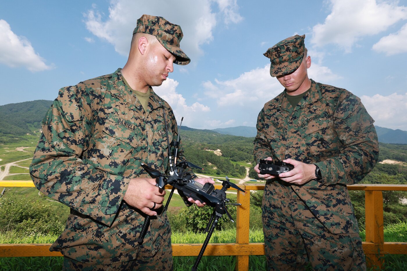 본문 이미지 - 인칭 시점 FPV 공격 드론 실사격 비행 훈련 미 해병대 네로스 아처 드론 조종원.(국방일보 제공)