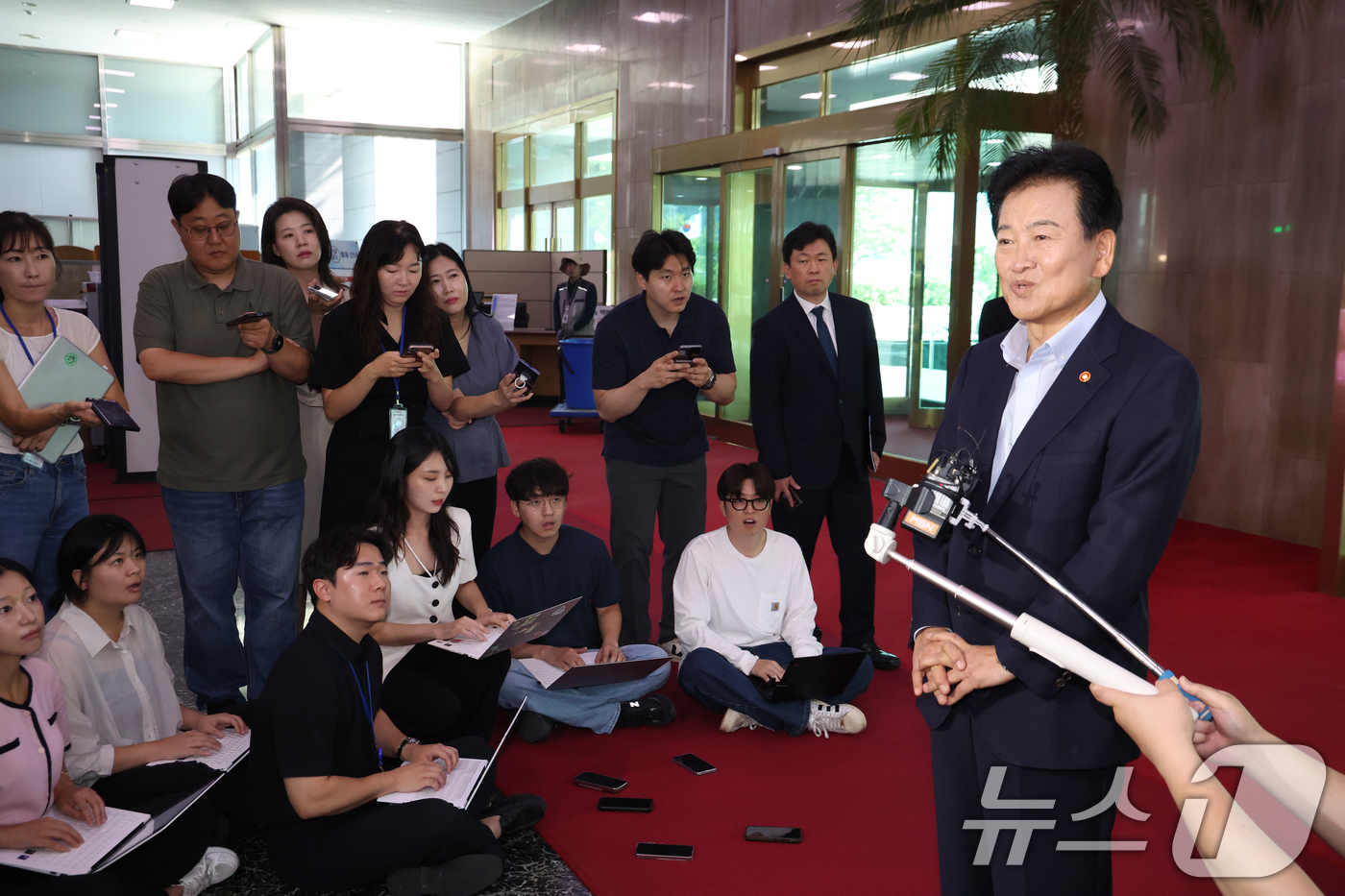(서울=뉴스1) 김명섭 기자 = 정동영 통일부 장관이 6일 오전 서울 종로구 세종대로 정부서울청사에서 출근하며 지난 5일 업무보고 관련 도어스태핑을 하고 있다. 업무보고에서 이재명 …