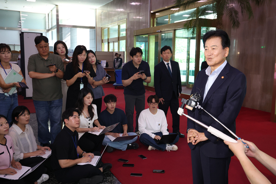 정동영 장관, 업무보고 관련 도어스태핑