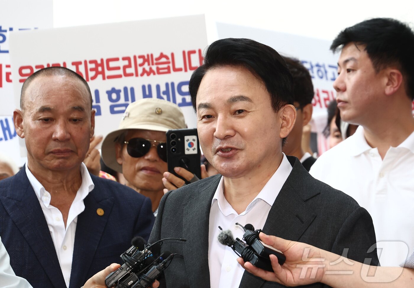 본문 이미지 - 원희룡 전 국토교통부 장관이 6일 오전 직권남용권리행사방해 혐의 관련 피의자 조사를 받기 위해 경기 과천 2차 종합특검 사무실로 출석하며 취재진 질문에 답하고 있다. 2026.8.6 ⓒ 뉴스1 김민지 기자