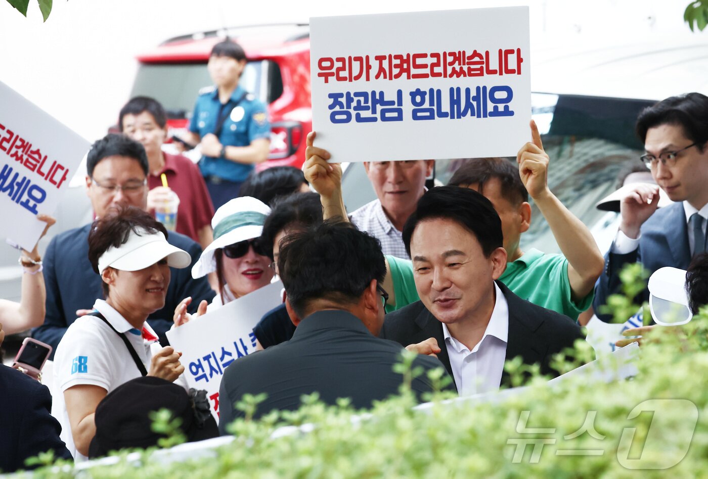 본문 이미지 - 원희룡 전 국토교통부 장관이 6일 오전 직권남용권리행사방해 혐의 관련 피의자 조사를 받기 위해 경기 과천 2차 종합특검 사무실로 출석하며 지지자들과 인사를 하고 있다. 2026.8.6 ⓒ 뉴스1 김민지 기자