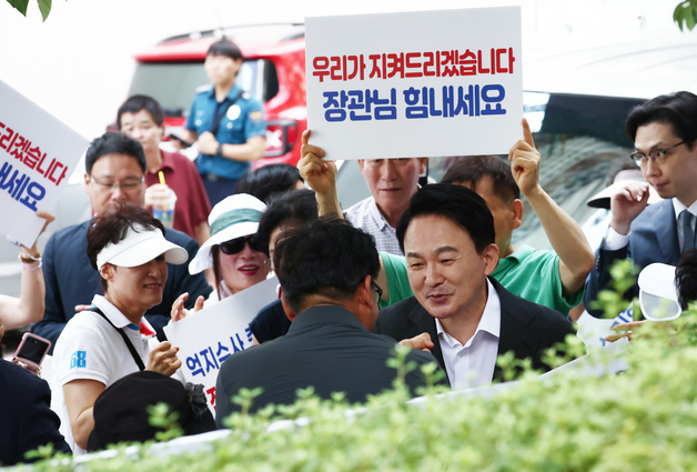 지지자 응원 속 특검 출석하는 원희룡 전 장관