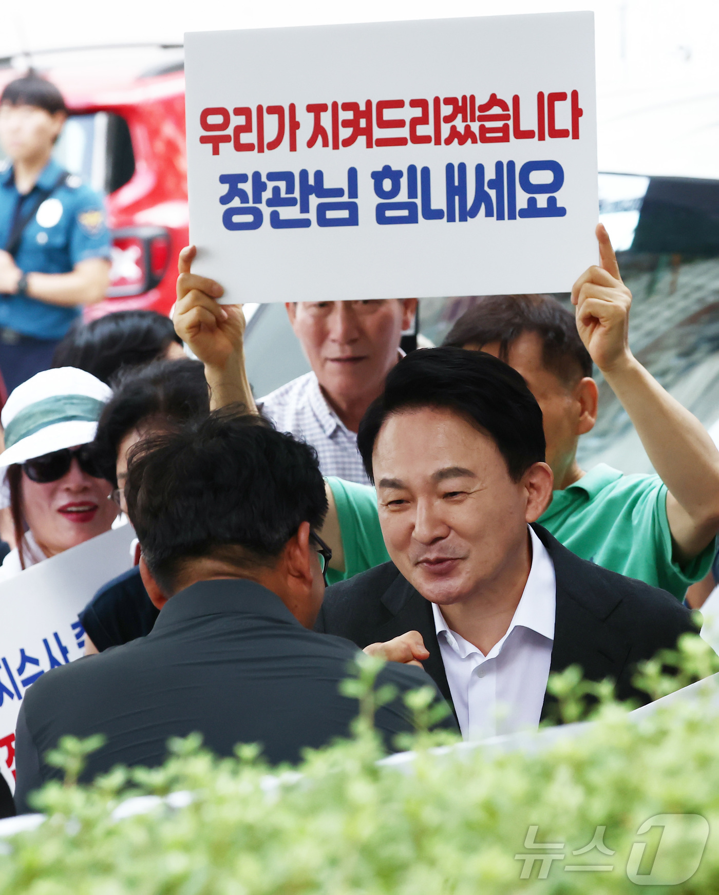 (과천=뉴스1) 김민지 기자 = 원희룡 전 국토교통부 장관이 6일 오전 직권남용권리행사방해 혐의 관련 피의자 조사를 받기 위해 경기 과천 2차 종합특검 사무실로 출석하며 지지자들과 …