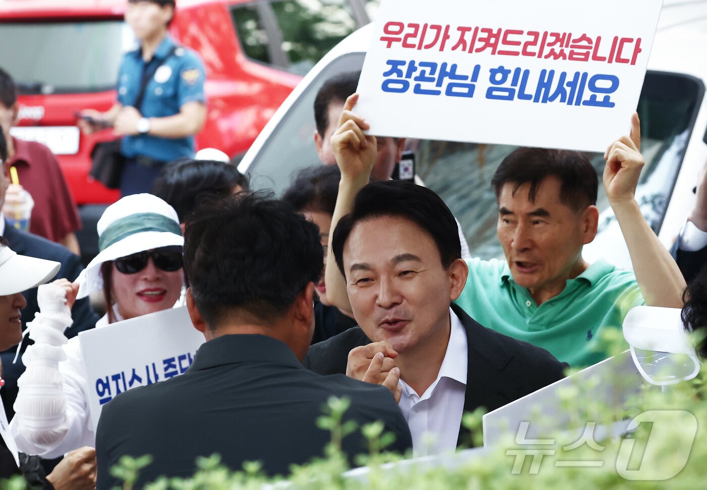 본문 이미지 - 원희룡 전 국토교통부 장관이 6일 오전 직권남용권리행사방해 혐의 관련 피의자 조사를 받기 위해 경기 과천 2차 종합특검 사무실로 출석하며 지지자들과 인사를 하고 있다. 2026.8.6 ⓒ 뉴스1 김민지 기자