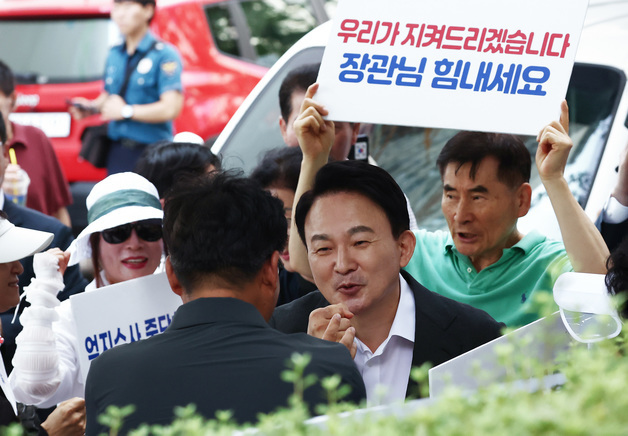 지지자 응원 속 특검 출석하는 원희룡 전 장관