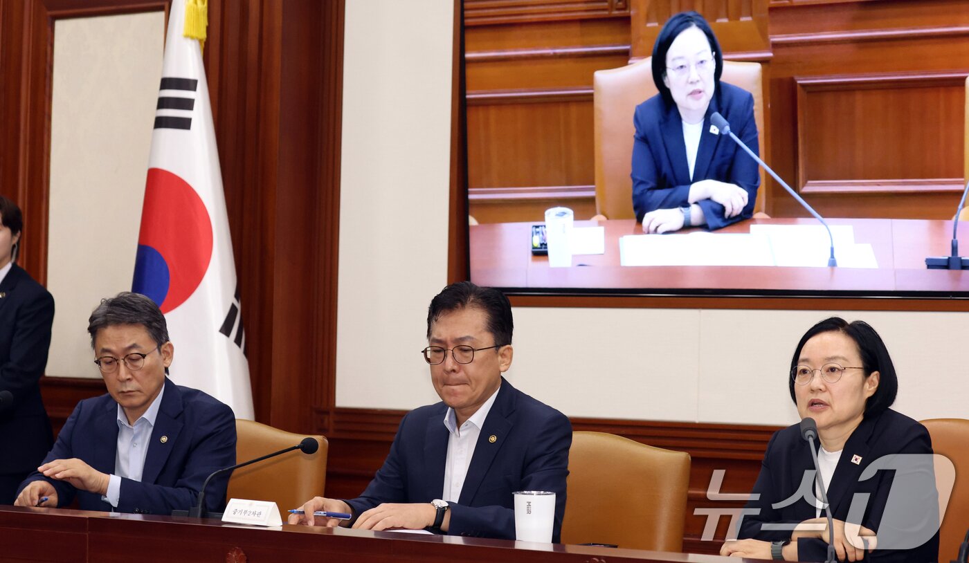본문 이미지 - 한성숙 국무총리가 지난 6일 오전 서울 종로구 세종대로 정부서울청사에서 열린 국가정책조정회의에서 모두 발언을 하고 있다. ⓒ 뉴스1 김명섭 기자