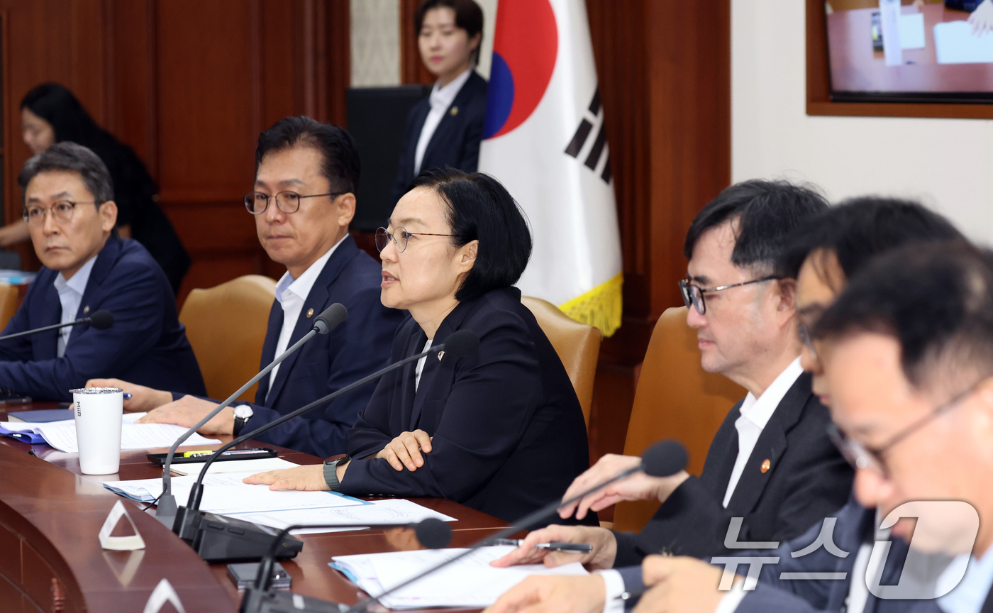 (서울=뉴스1) 김명섭 기자 = 한성숙 국무총리가 6일 오전 서울 종로구 세종대로 정부서울청사에서 열린 국가정책조정회의에서 모두 발언을 하고 있다.  2026.8.6/뉴스1