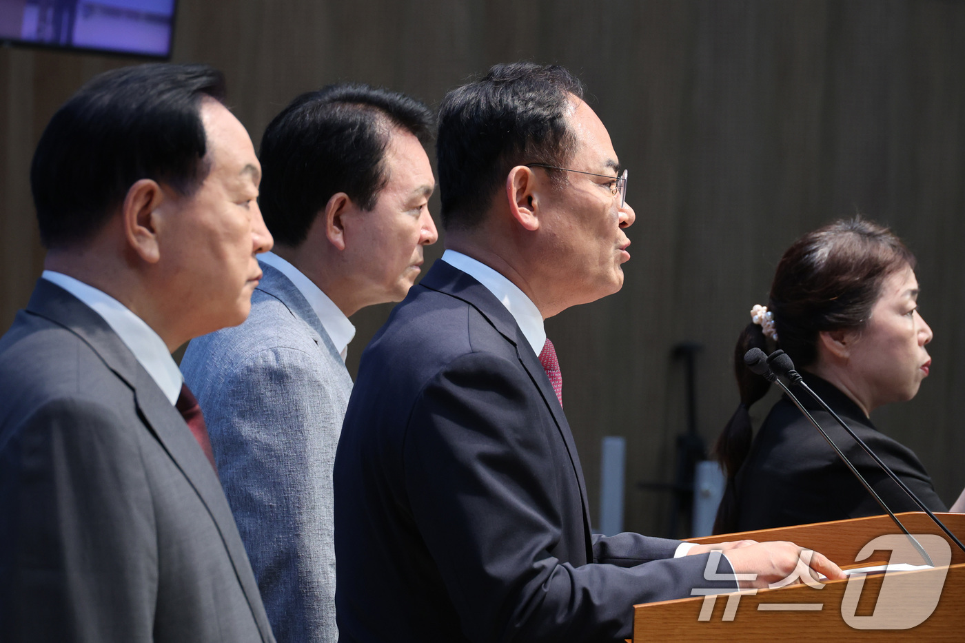 (서울=뉴스1) 신웅수 기자 = 국방위원회 소속인 한기호(왼쪽부터), 임종득, 성일종 국민의힘 의원이 6일 서울 여의도 국회 소통관에서 사관학교 통합 관련 기자회견을 하고 있다. …