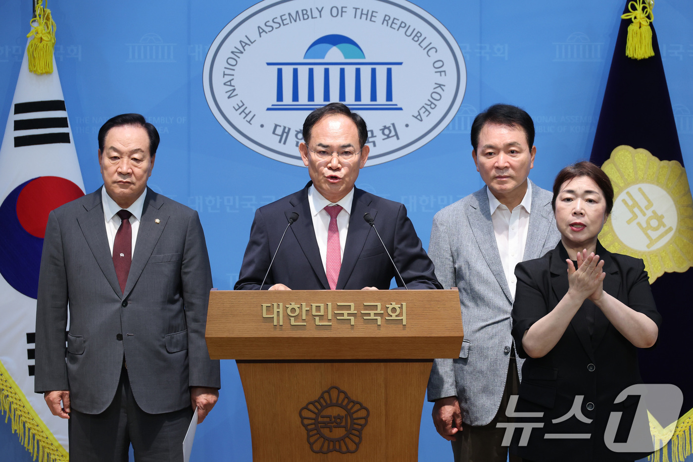 (서울=뉴스1) 신웅수 기자 = 국방위원회 소속인 한기호(왼쪽부터), 임종득, 성일종 국민의힘 의원이 6일 서울 여의도 국회 소통관에서 사관학교 통합 관련 기자회견을 하고 있다. …