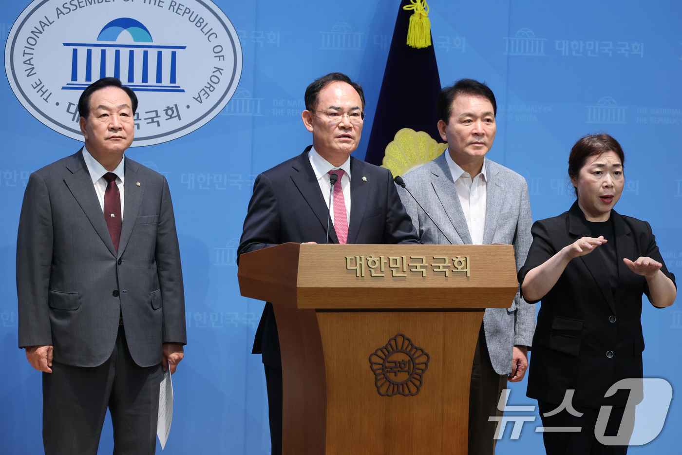 (서울=뉴스1) 신웅수 기자 = 국방위원회 소속인 한기호(왼쪽부터), 임종득, 성일종 국민의힘 의원이 6일 서울 여의도 국회 소통관에서 사관학교 통합 관련 기자회견을 하고 있다. …